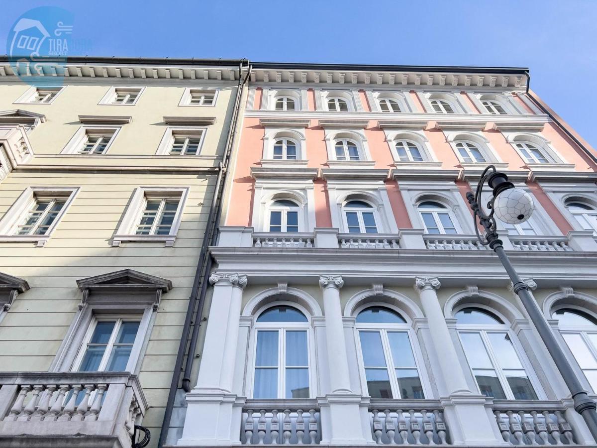 Piazza Della Borsa 3C Tirabora Short Rent Apartment ตรีเอสเต ภายนอก รูปภาพ